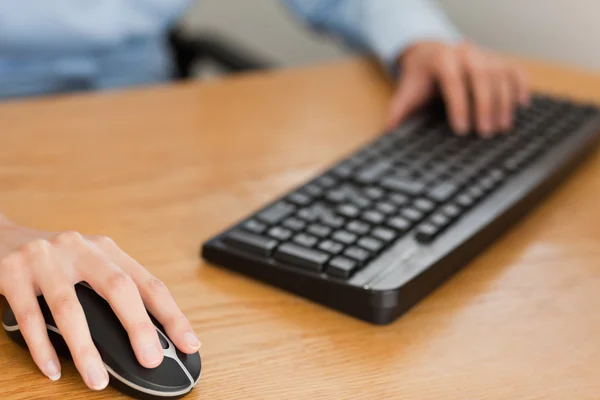Femme d'affaires avec les mains sur la souris et le clavier — Photo