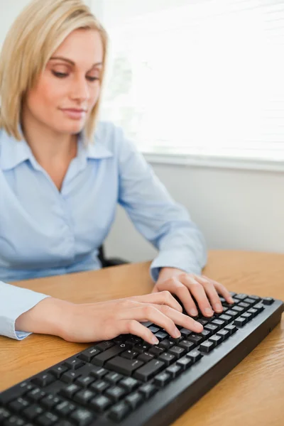 Wpisując kobieta patrząc na klawiaturę — Zdjęcie stockowe
