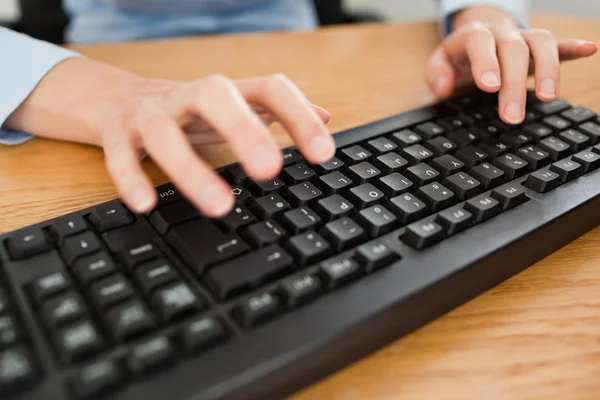 Женщина печатает на клавиатуре — стоковое фото