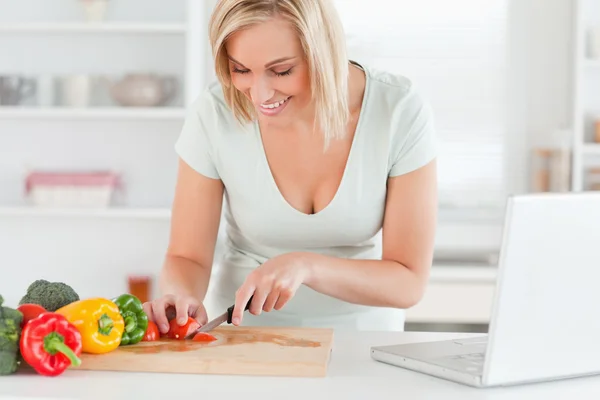 Vrouw genieten om te koken — Stockfoto