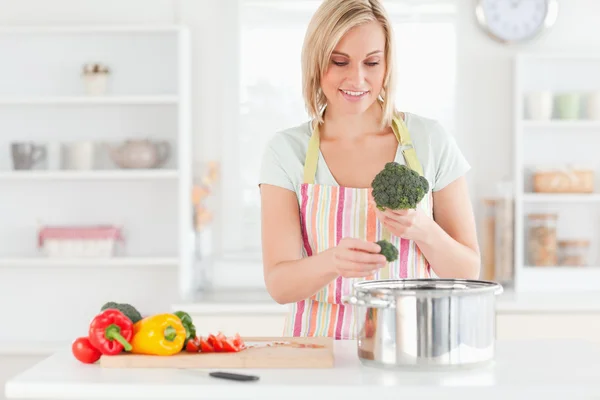 Donna che cucina broccoli — Foto Stock