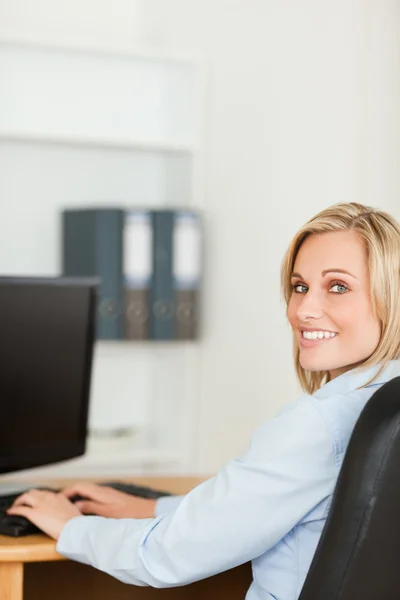 Young businesswoman smiling into camera — Stock Photo, Image