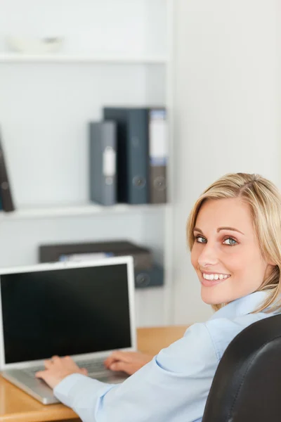 Blonde businesswoman looking into camera — Stock Photo, Image