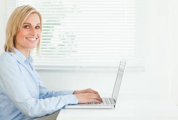 Nádherná žena, pracující na laptop — Stock fotografie