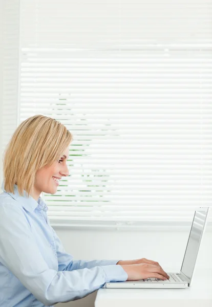 Wunderschöne lächelnde Geschäftsfrau arbeitet am Laptop — Stockfoto