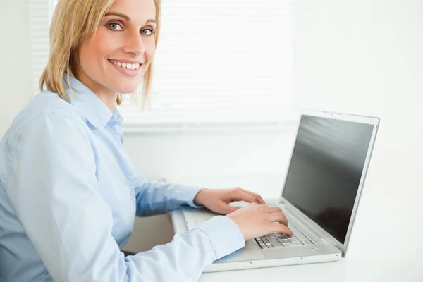Laptop l üzerinde çalışan muhteşem gülümseyen iş kadını, yakın çekim — Stok fotoğraf