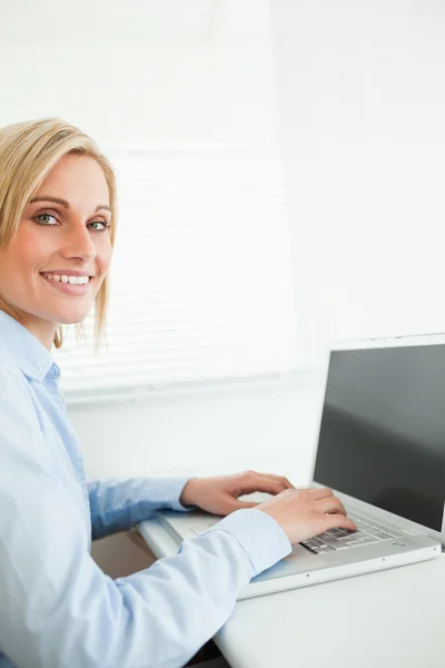Nahaufnahme einer hinreißenden blonden Geschäftsfrau, die am Laptop arbeitet — Stockfoto