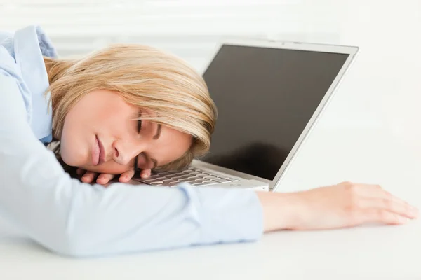 Aranyos szőke nő alszik ő notebook tartó csésze kávé — Stock Fotó