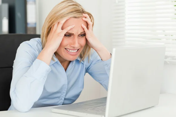 그녀의 노트북 앞에 앉아 좌절된 여자 — 스톡 사진
