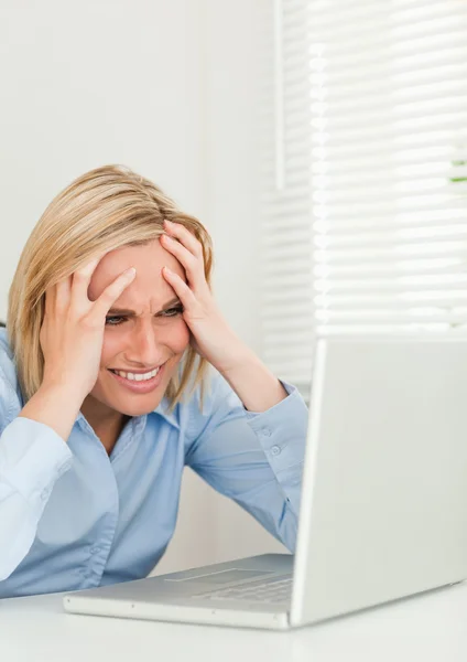 Frustrierte Geschäftsfrau sitzt vor ihrem Notizbuch — Stockfoto