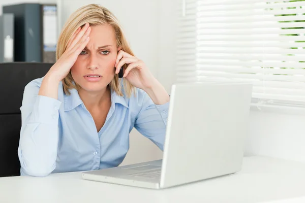 Frustrovaný podnikatelka sedí v přední části svého poznámkového bloku na pho — Stock fotografie