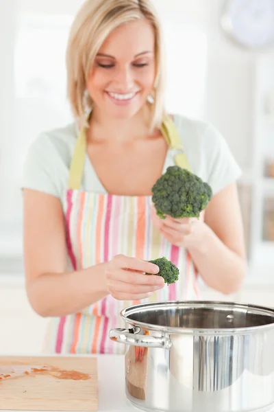Zamknij z kobietą z gotowania brokułów — Zdjęcie stockowe