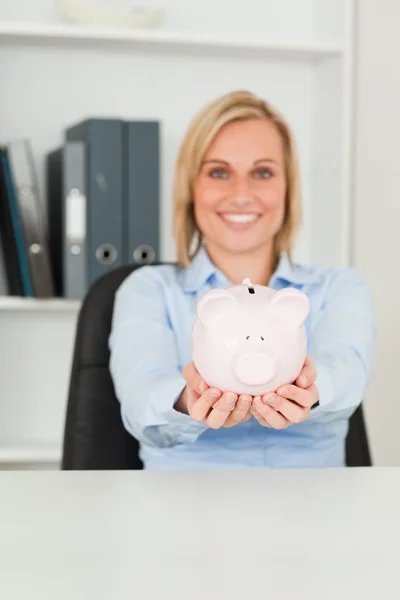 Prachtige zakenvrouw houden een piggy bank — Stockfoto