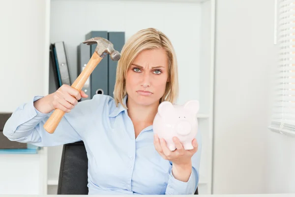 Mujer enfurruñada queriendo destruir su alcancía — Foto de Stock