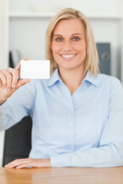Uśmiechnięta blondynka bizneswoman gospodarstwa karta wygląda itno aparat fotograficzny — Zdjęcie stockowe