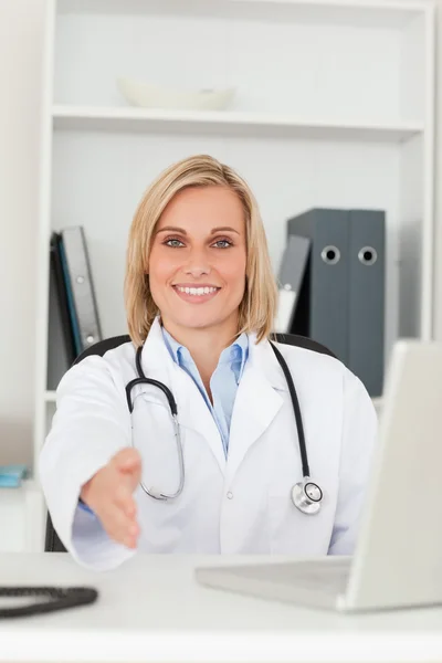 Uśmiechający się lekarz podając rękę — Zdjęcie stockowe