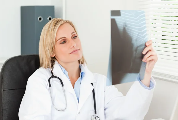 Charmiga läkare håller röntgen — Stockfoto