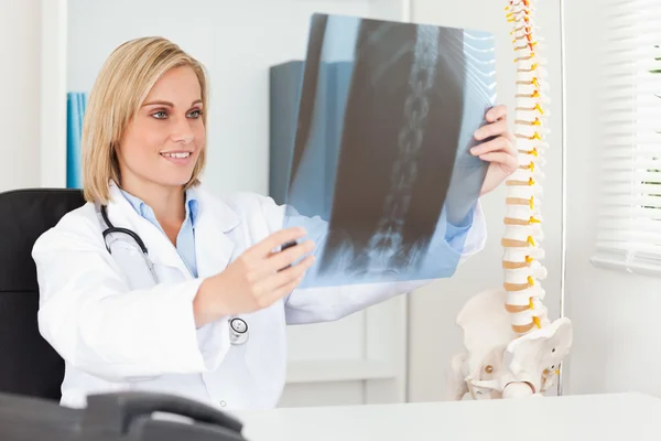 Encantador médico mirando rayos X — Foto de Stock