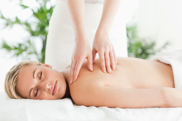 Blonda kvinnan koppla av på en solstol vid massage — Stockfoto