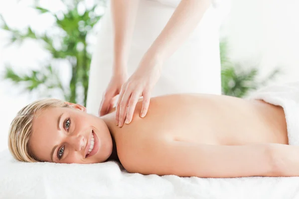 Mulher bonito relaxar em uma espreguiçadeira durante a massagem — Fotografia de Stock