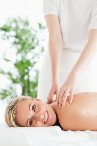Mulher bonita relaxando em uma espreguiçadeira durante a massagem — Fotografia de Stock