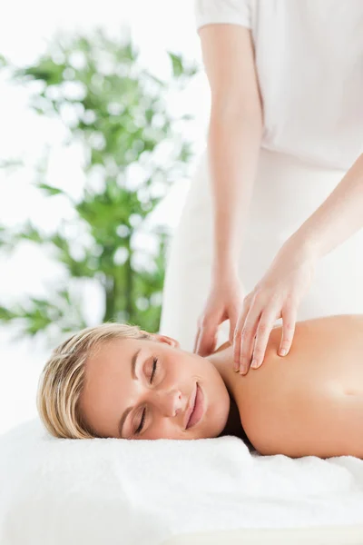Bella donna rilassante su un lettino durante il massaggio con clo — Foto Stock