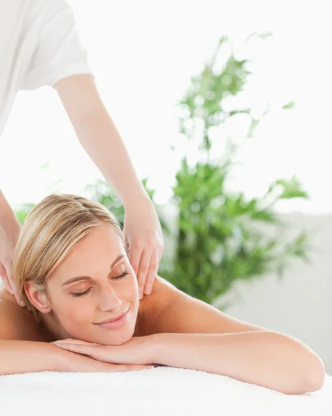 Close up de uma mulher loira relaxante em uma espreguiçadeira gosta de uma massagem — Fotografia de Stock