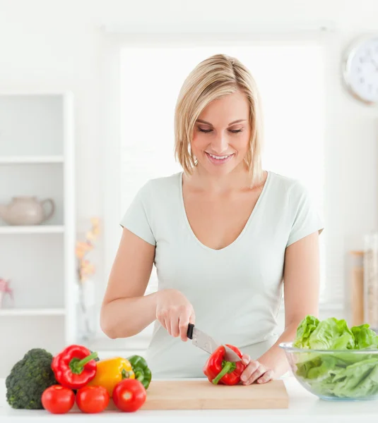 Linda mujer cortar verduras —  Fotos de Stock