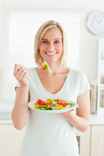 Porträt einer blonden Frau, die gemischten Salat isst — Stockfoto