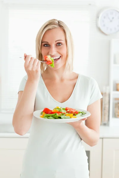 Porträt einer charmanten Frau, die gemischten Salat genießt — Stockfoto