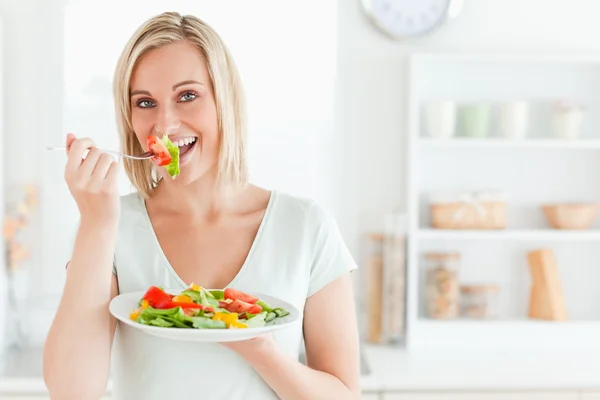 Закрытие очаровательной женщины, наслаждающейся смешанным салатом — стоковое фото