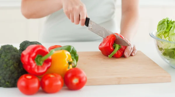 野菜を切る女 — ストック写真
