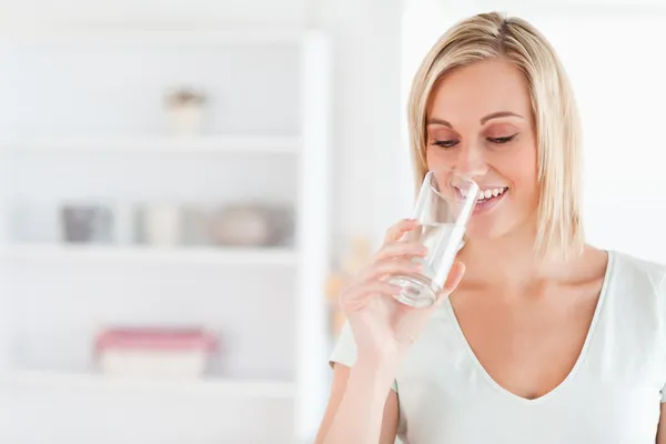 Wunderschöne Frau trinkt Wasser — Stockfoto