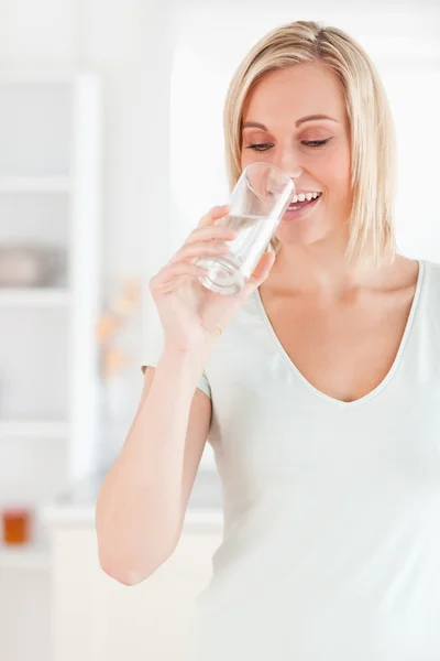 Mulher sorrindo água potável — Fotografia de Stock