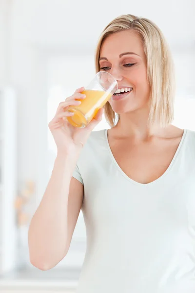 Niedliche Frau trinkt Orangensaft — Stockfoto