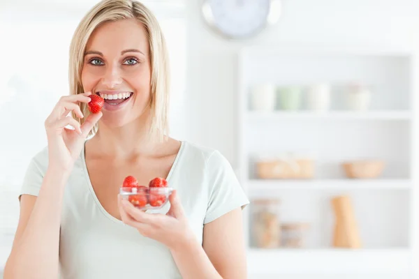 Крупним планом молода жінка їсть полуницю — стокове фото