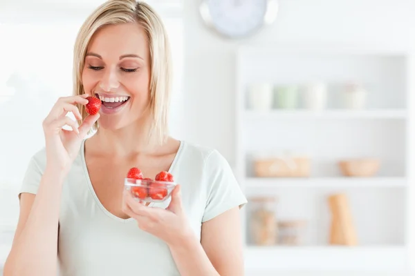 ใกล้ชิดกับผู้หญิงที่มีความสุข กินสตรอเบอร์รี่ — ภาพถ่ายสต็อก