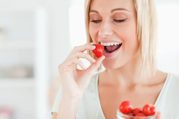 Frau isst gerne Erdbeeren — Stockfoto