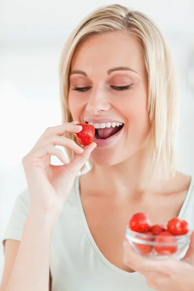 Portret kobiety, ciesząc się, jeść truskawki — Zdjęcie stockowe