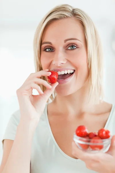 Πορτραίτο μιας γυναίκας που απολαμβάνουν τρώει φράουλες που ψάχνει σε ου — Φωτογραφία Αρχείου