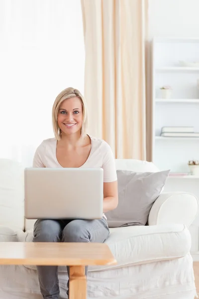 Portrait of a cute woman using a laptop — Stock Photo, Image