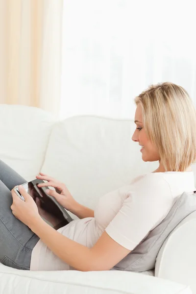 Portrait of a woman using a tablet computer — Stock Photo, Image