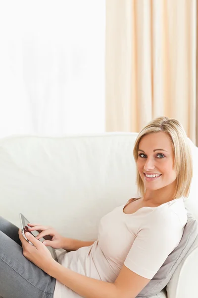 Tablet bilgisayar ile gülümseyen kadın portresi — Stok fotoğraf