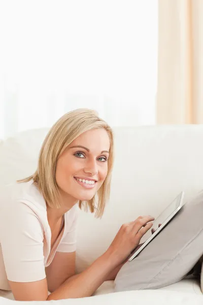 Πορτρέτο του μια όμορφη γυναίκα με έναν υπολογιστή δισκίο — Φωτογραφία Αρχείου