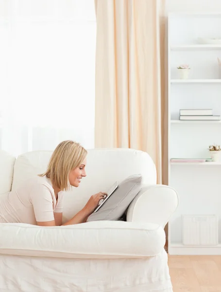 Portrait of a charming woman using a tablet computer — Stock Photo, Image