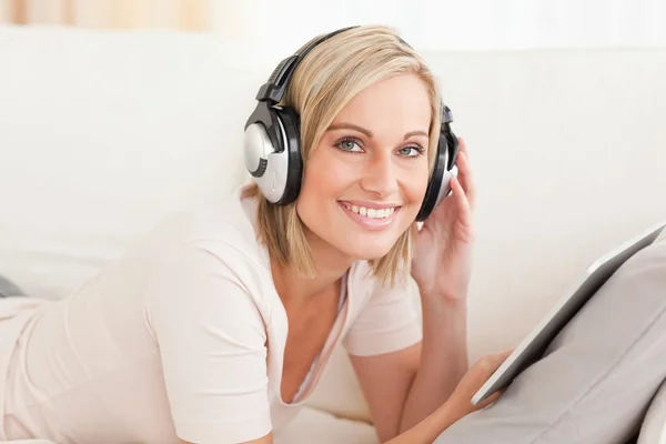 Kobieta z komputera typu tablet i słuchawki — Zdjęcie stockowe
