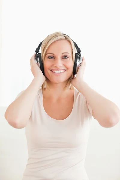 Portret pięknej kobiety korzystających trochę muzyki — Zdjęcie stockowe