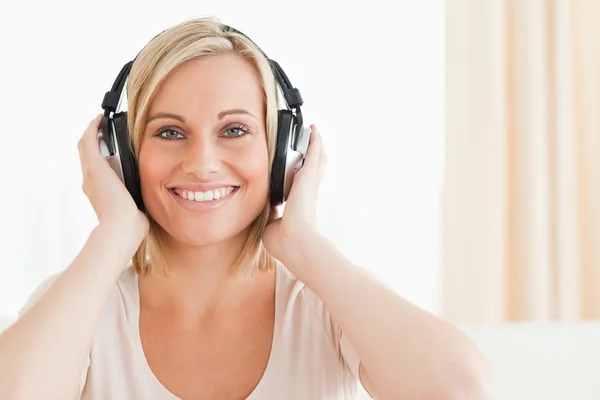 Close up of a lovely woman enjoying some music — Stock Photo, Image