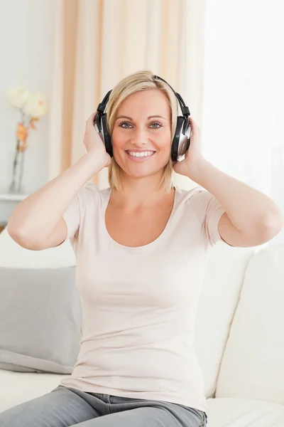 Portrait of a blonde woman enjoying some music — Stock Photo, Image