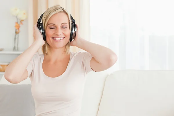 Ξανθά μαλλιά γυναίκα ακούγοντας μουσική — Φωτογραφία Αρχείου